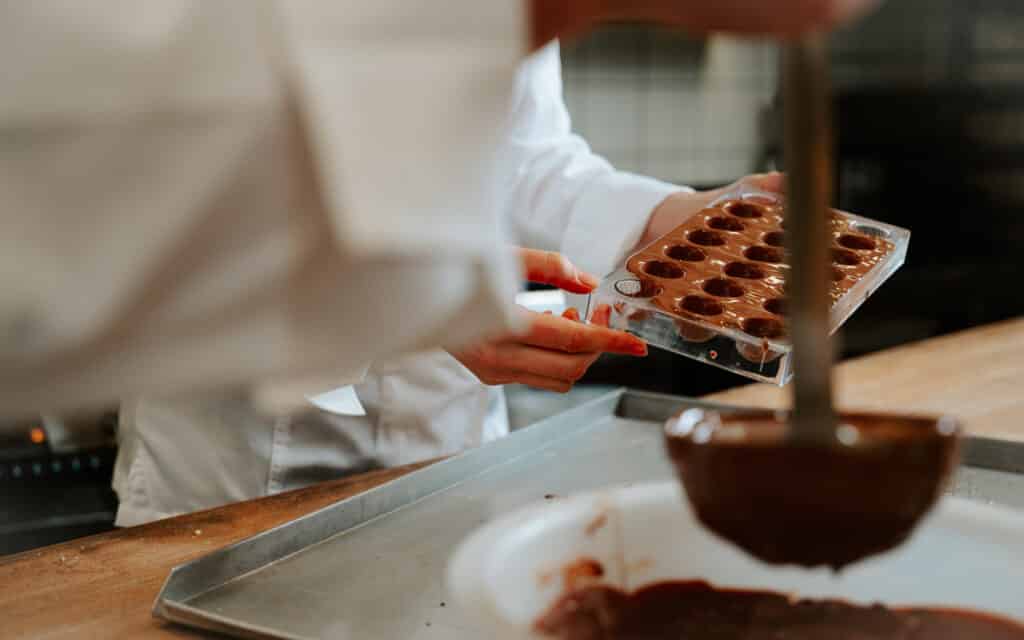 Schokolade in der Manufaktur in Gmunden in Pralinenformen