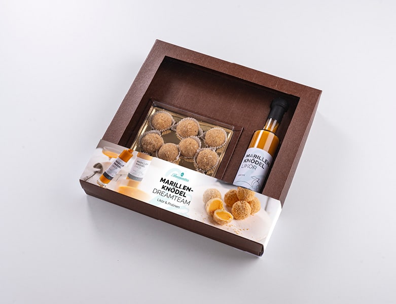 braune Geschenkpackung mit durchsichtigem Deckel - sichtbar darin die Pralinen und der Likör