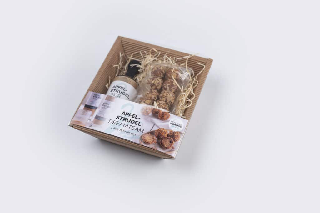 Apfelstrudel Pralinen und Likör in einer Kartonverpackung mit Füllung