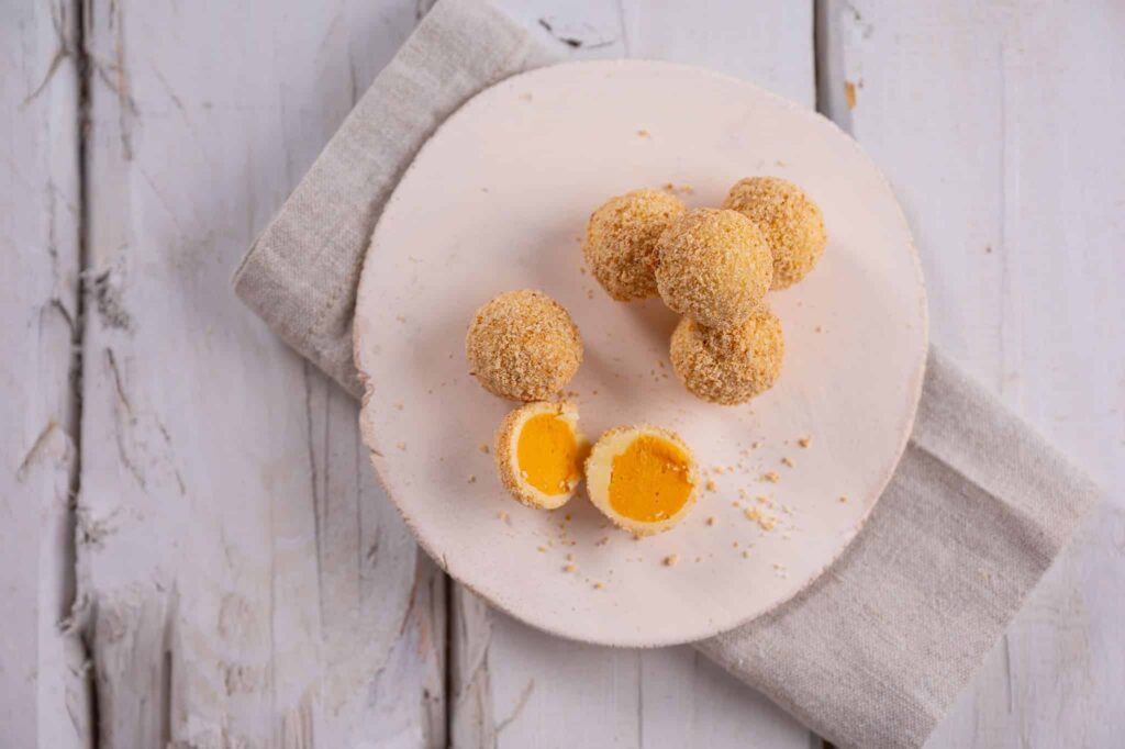 Marillenknödel Pralinen auf einem Teller platziert